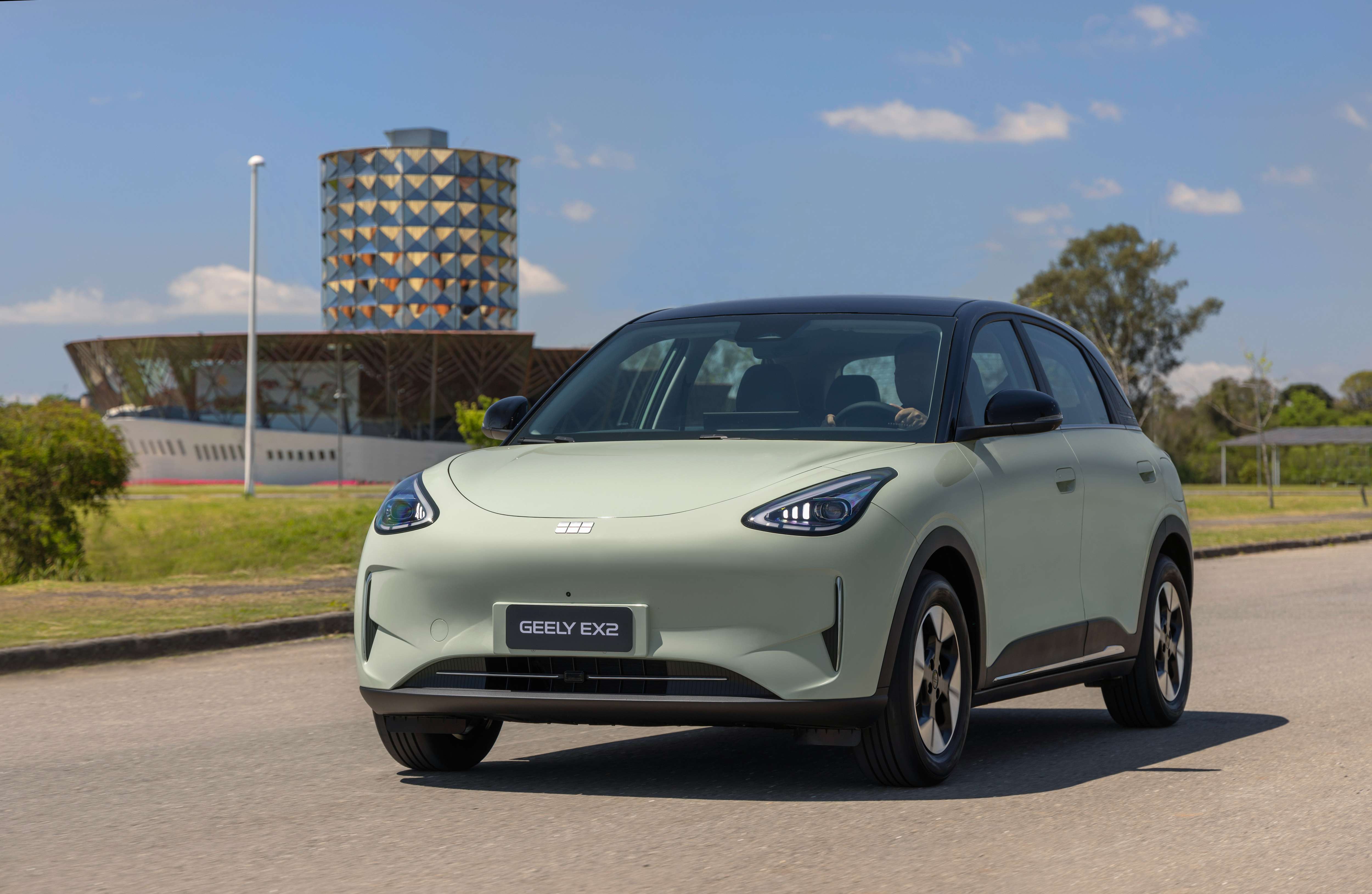 Linhas modernas e um visual elegante que destacam a personalidade do Geely EX2.
